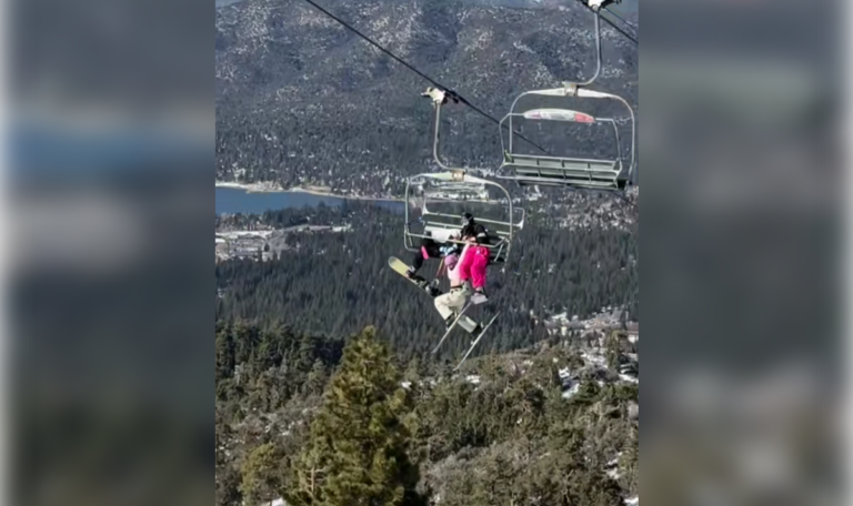 Skifahrerin rutscht vom Sessellift ab und hängt in der Luft (VIDEO)