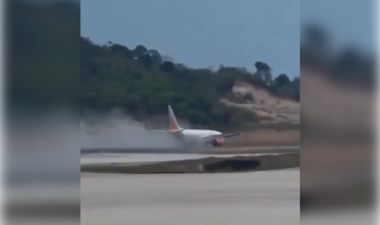 Flugzeug legt Bruchlandung hin – Airport stundenlang gesperrt (VIDEO)