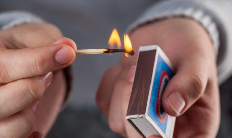 Mädchen-Trio legte zwanzig Brände mit Nagellackentferner – ein Toter