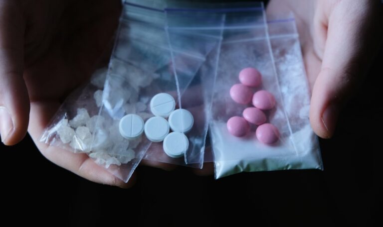 Dealer wiegen Drogen vor Kinderkrippe ab – Anrainer entsetzt