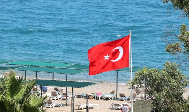 Rakete abgefangen: Ist Urlaub in der Türkei noch sicher?