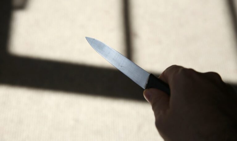 Frau attackiert Touristen mit Messer: „Ich mag keine Deutschen