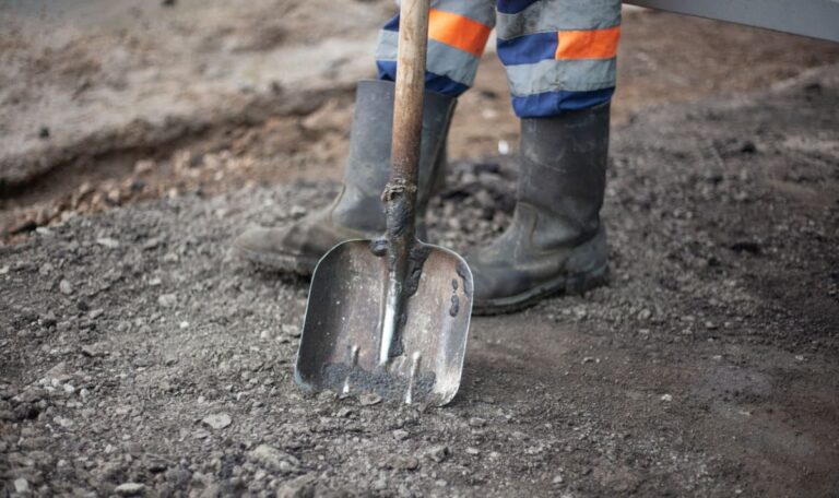 Schaufel gegen Schöpser: Baustellen-Rauferei endet vor Gericht
