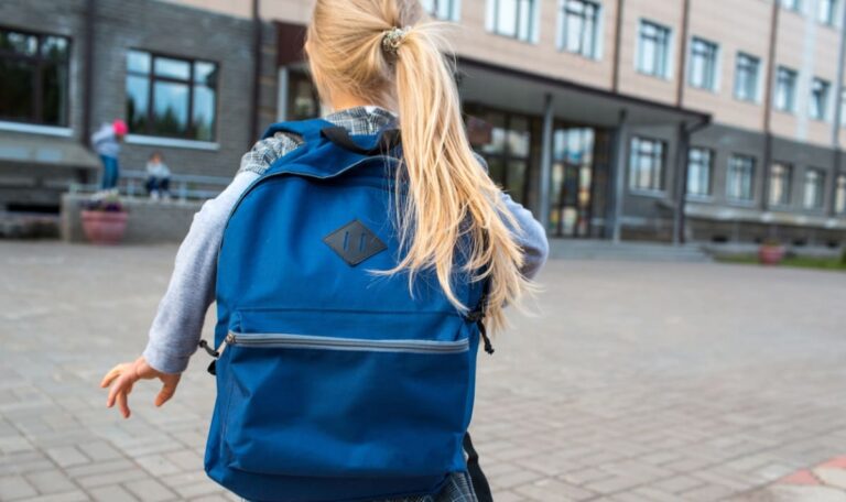 Siebenjährige reißt sich von Maskierten los – Täter flüchtig