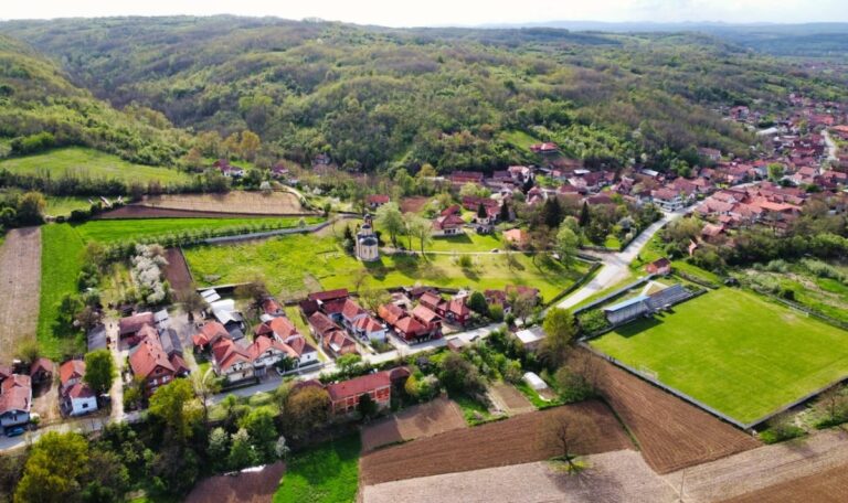 Jedes vierte Dorf verschwindet: Serbien lockt junge Menschen mit 1,5 Mio. Dinar!