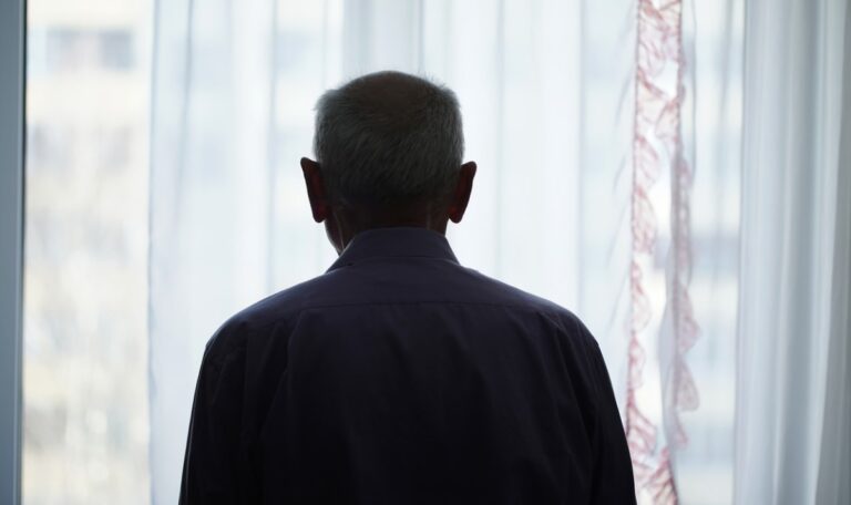 Frau greift 70-Jährigem zwischen die Beine – Goldkette weg