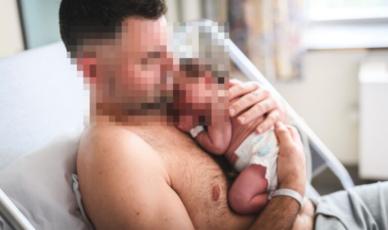 Hebamme flieht aus Kreißsaal – Vater entbindet Baby allein
