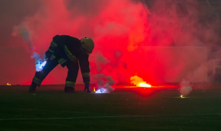 Nach Ausschluss der eigenen Fans – Rapid-Ultras demolieren Polizeiauto in Zweitliga-Spiel