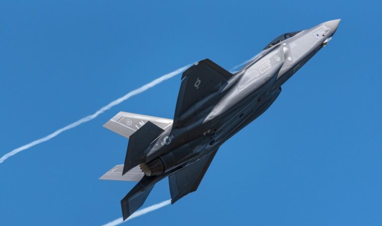Erste F-35 schießt bemannten Jet ab – Militärgeschichte geschrieben
