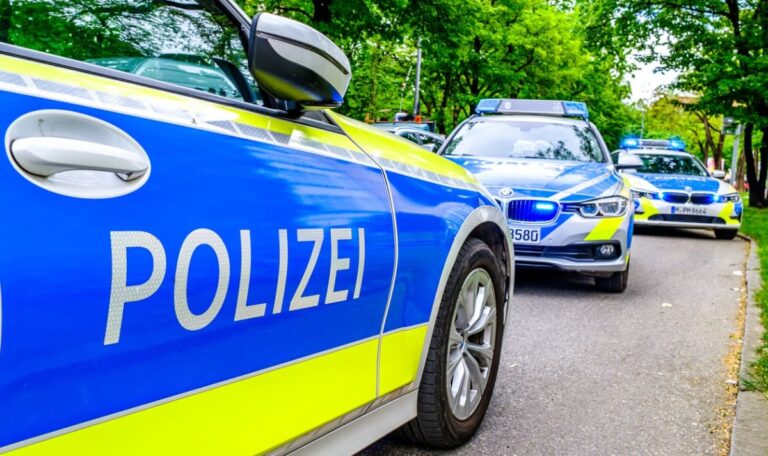 Frau und achtjährige Tochter tot in Wohnung aufgefunden