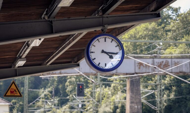 Zeitumstellung vergessen: Bahnreisende freuen sich über Geldgeschenk