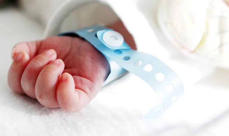 18 Tage altes Baby stirbt nach Fenstersturz aus drittem Stock – Mutter unter Mordverdacht
