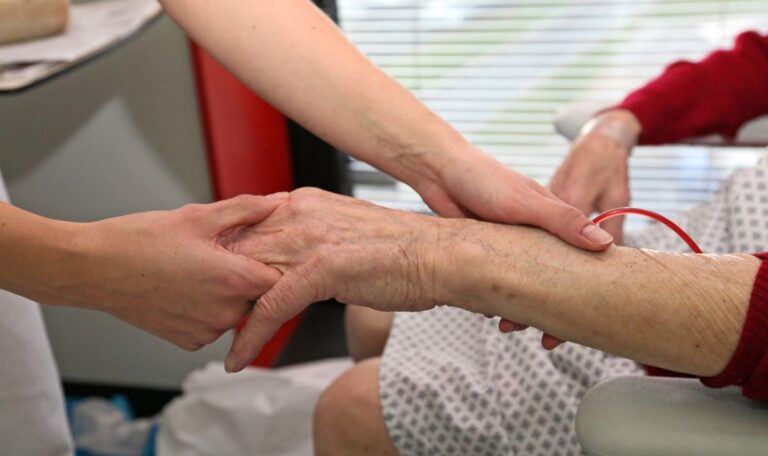 Zwölf-Stunden-Schicht ohne Pause – Patient stirbt in Panik