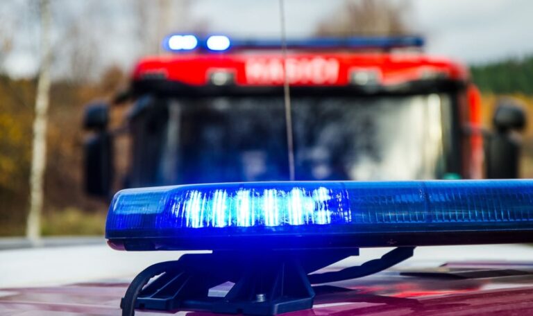 Transporter explodiert nach Zug-Crash – Trümmerfeld über Hunderte Meter