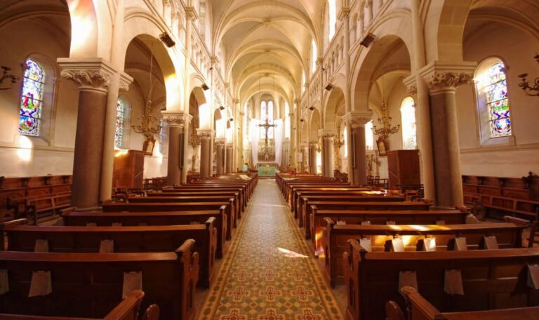 Unbekannte verwüsten Kirche und legen Feuer
