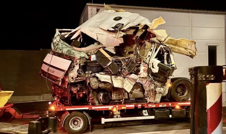 Fahrer schwer verletzt: Lkw-Crash legt A1 stundenlang lahm