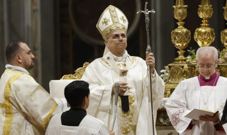 Erste Osternacht: Papst Leo XIV. ruft zu Weltfrieden auf