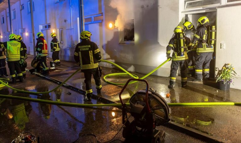 Brand in Wohnhausanlage – Nachbarn greifen zu Feuerlöschern (FOTOS)