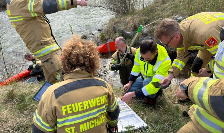 Giftiger Schaum im Wasser – Großeinsatz nach Fischsterben (FOTOS)