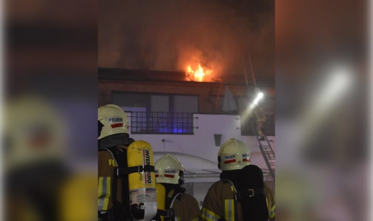 Luxushotel brennt lichterloh – 300 Feuerwehrleute im Einsatz (FOTOS)