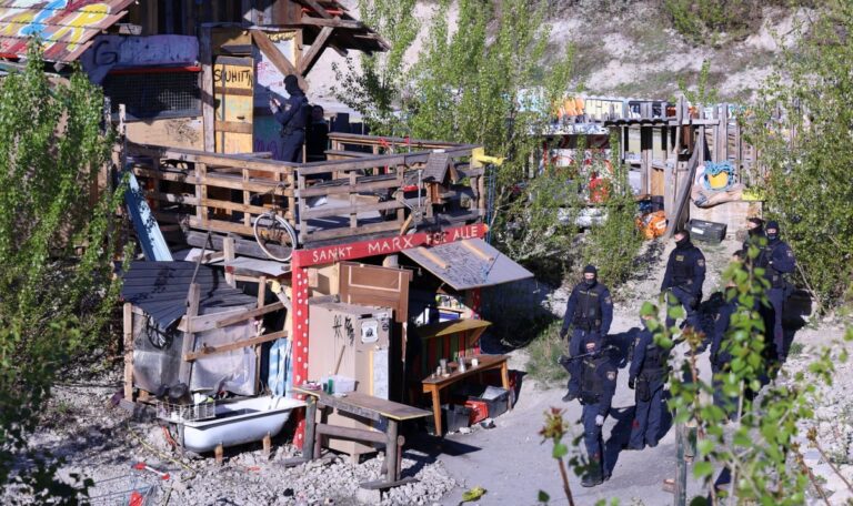 Polizei räumt illegales Protest-Camp in St. Marx (VIDEO+FOTOS)