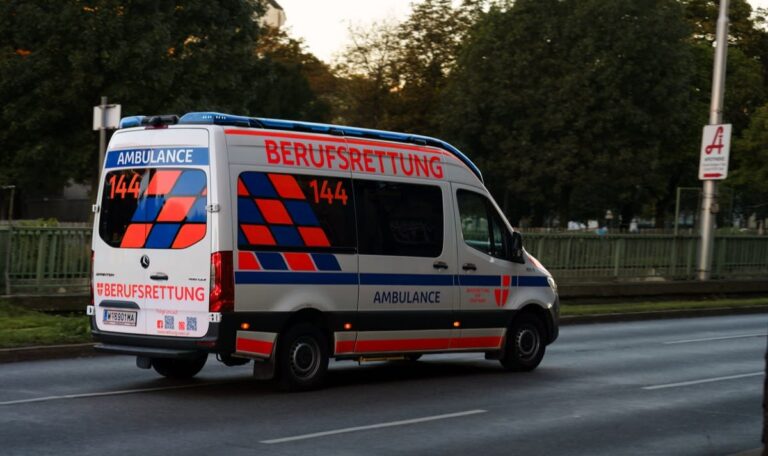 Bauarbeiter schwebt nach Sturz in Lebensgefahr