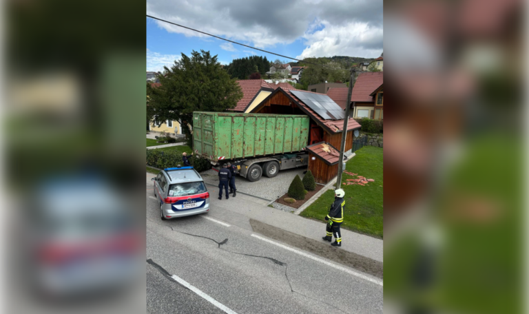 Lkw verkeilt sich in Carport – Pkw-Fahrer eingeklemmt