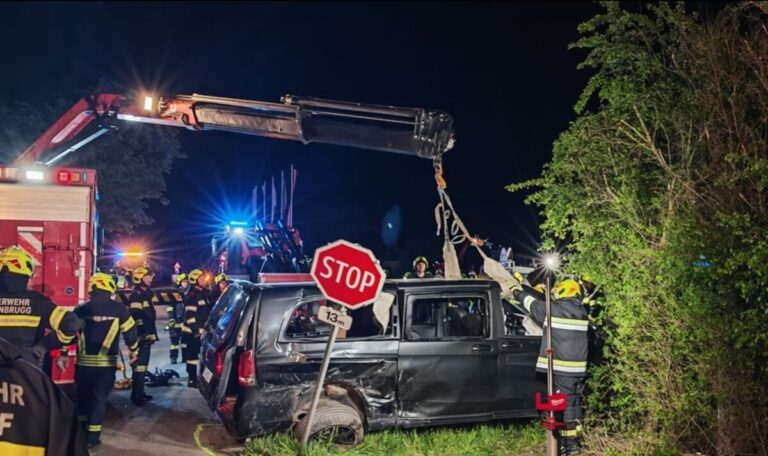 Tödlicher Aufprall: Taxi-Passagier überlebt Unfall nicht