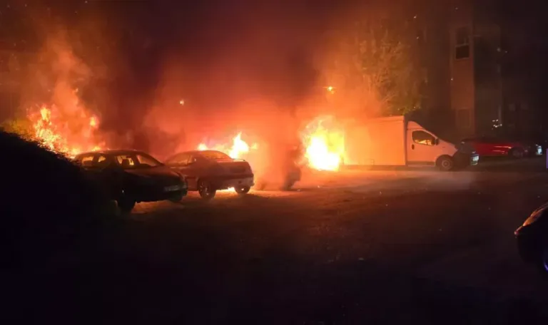 Flammen-Alarm in Parndorf: Fünf Autos brennen lichterloh