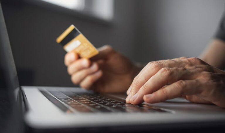 Fake-Videos mit VdB und Armin Wolf: Millionen-Schaden durch albanische Callcenter