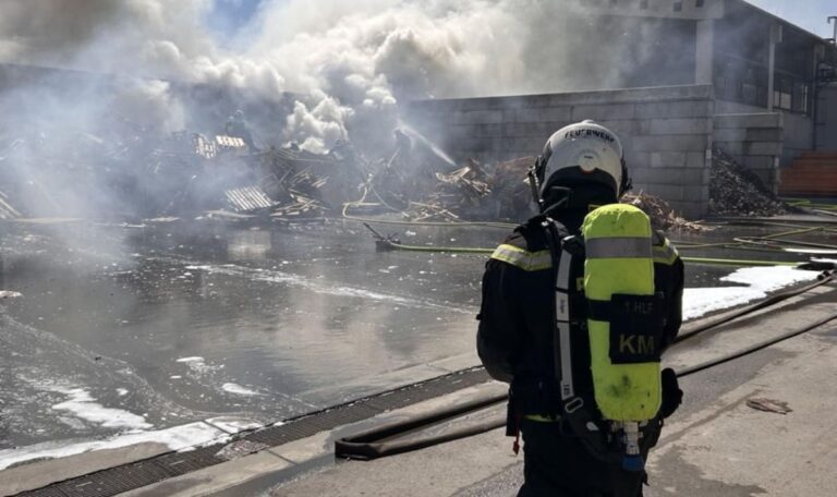 Rauch über Donaustadt: Sperrmüll-Brand bedroht Gebäude