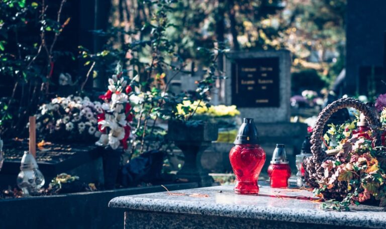 Mehrere Gräber auf Friedhof aufgebrochen – Polizei sucht Zeugen