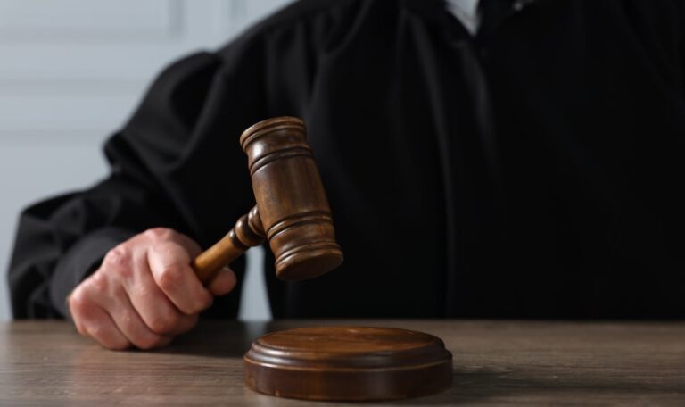Illegales Rennen mit 205 km/h: Mutter und Tochter verbrannt – Urteil gefallen