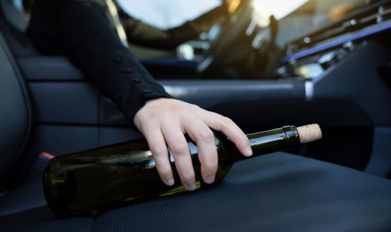 Betrunkene klaut Auto des Nachbarn und flieht nach Unfall