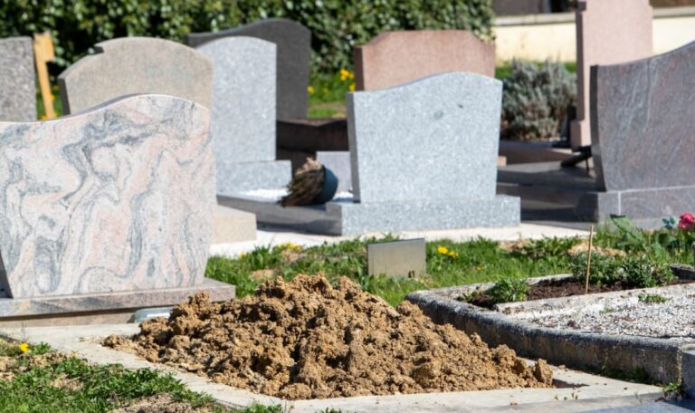 Vandalismus auf Friedhof: 14 Gräber mit Brecheisen aufgehebelt