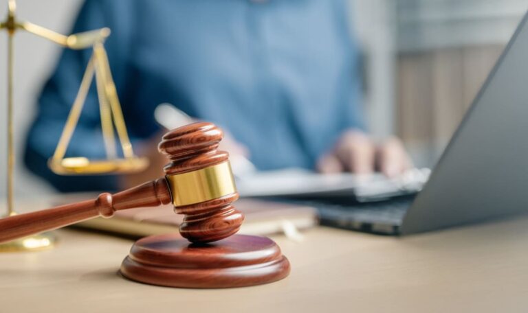 Sklavin-Vertrag: 5.000 Euro versprochen, 20 Euro und Bacardi bekommen