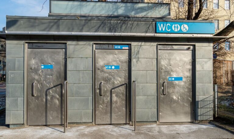 Vier Unbekannte überfallen Mann auf öffentlichem WC