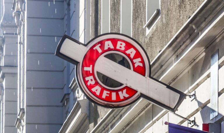 Maskierter mit 20-cm-Messer überfällt Trafik – Polizei fahndet