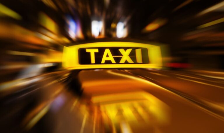 Unzufrieden mit Fahrweise: Betrunkener würgt Taxi-Fahrer bei Vollfahrt