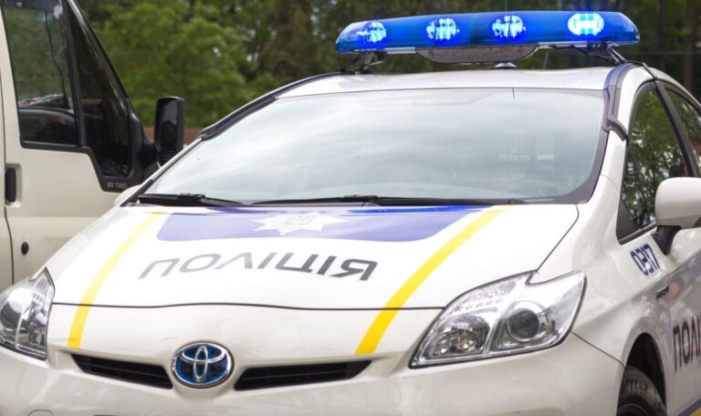 Amokläufer tötet fünf Menschen und verbarrikadiert sich in Supermarkt