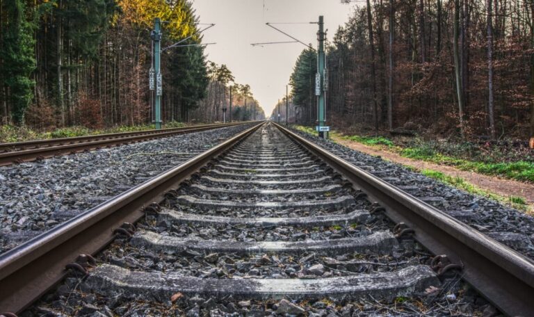 Großeinsatz auf Südbahn: Person von Zug erfasst und verschwunden