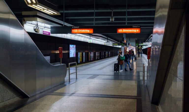 Pensionist terrorisiert Wiener U-Bahnstation mit Mülleimer-Bränden