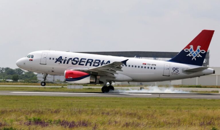 Dramatischer Moment in Lissabon: Air-Serbia-Airbus bricht Landung ab (VIDEO)