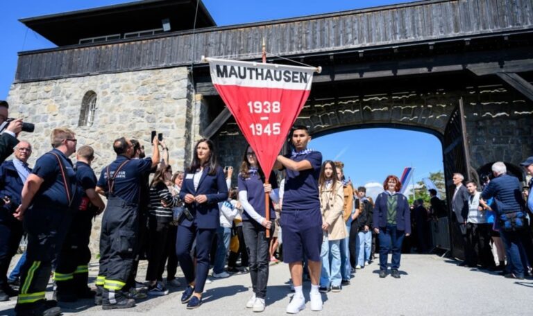 Mauthausen: 13.000 gedenken der KZ-Befreiung – Letzte Überlebende warnen