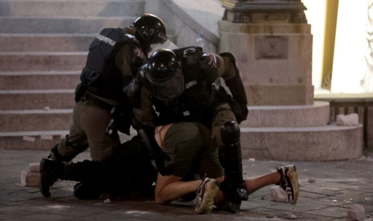 Tränengas-Chaos in Belgrad – Tausende fordern Rücktritt von Vucic (VIDEOS)