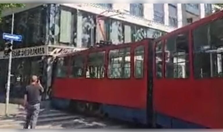Straßenbahn entgleist in Belgrad und kracht in Gebäude – Verletzte geborgen (VIDEO)