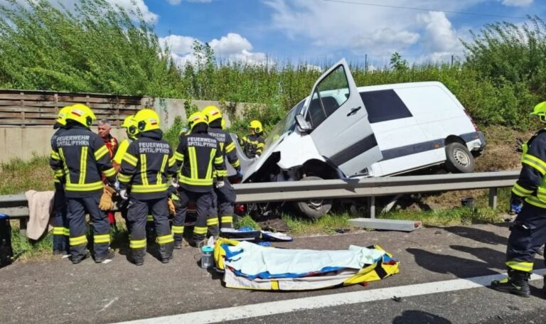 Hubschraubereinsatz: Vier Schwerverletzte nach Kleinbus-Crash