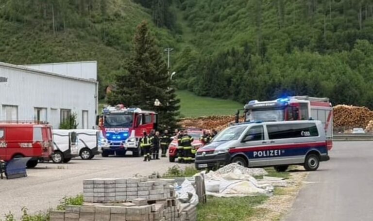 Drei Personen in Lebensgefahr: Gasexplosion reißt mehrere Arbeiter in die Tiefe