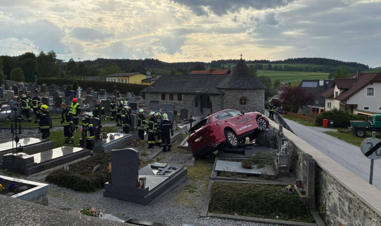 Älteres Ehepaar rast mit Auto über Friedhof – erheblicher Sachschaden (FOTOS)