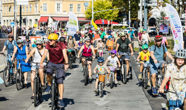 6.300 Kinder erobern Wiens Straßen – Polizei eskortiert Rad-Demo